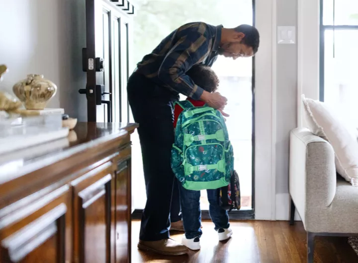 HUB Moment January 2025 HUB Moment January 2025 100% 14 G12  A father and his son in a doorframe having a goodbye hug before the childcare or school drop-off, the son is wearing a backpack      	 A father and his son in a doorframe having a goodbye hug before the childcare or school drop-off, the son is wearing a backpack Ondersteuning voor schermlezers aanzetten Als je ondersteuning voor schermlezers wilt aanzetten, druk je op ⌘+Optie+Z Druk op ⌘schuine streep voor meer informatie over sneltoetsen.